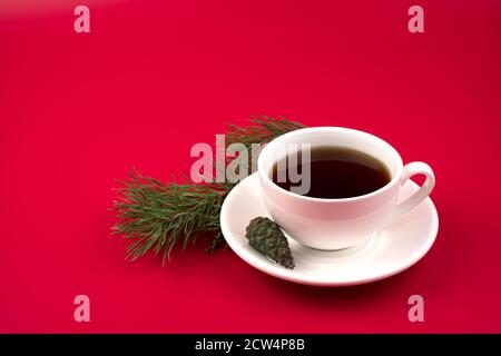 Felice anno nuovo 2021, composizione natalizia con una tazza di caffè e un ramo di abete. Foto Stock