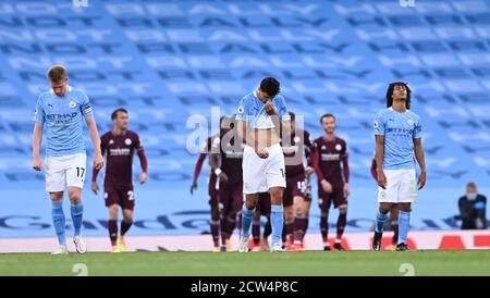 Kevin De Bruyne di Manchester City (a sinistra), Rodri (al centro) e Nathan Ake si sono sfidati dopo aver ceduto un quinto gol durante la partita della Premier League allo stadio Etihad di Manchester. Foto Stock