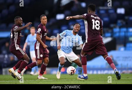 Raheem Sterling (centro) di Manchester City combatte con Nampalys Mendy di Leicester City (a sinistra) e Daniel Amartey durante la partita della Premier League all'Etihad Stadium di Manchester. Foto Stock