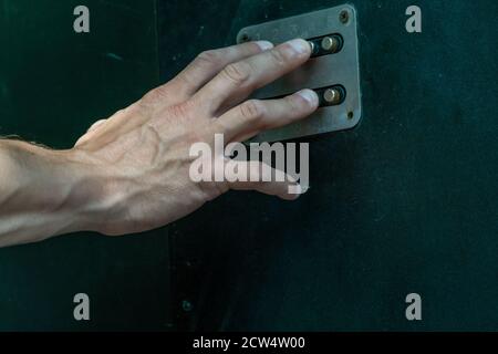 la mano dell'uomo compone il codice dalla chiusura dell'interfono della porta su Foto Stock