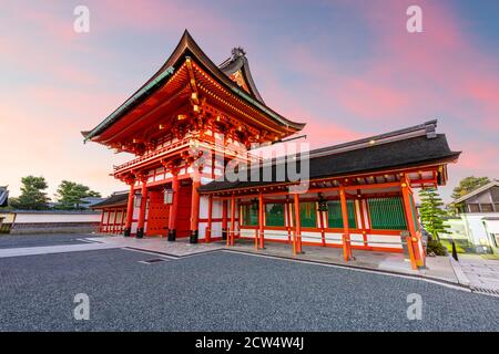 Santuario Fushimi Inari a Kyoto, sala principale del Giappone al tramonto. Foto Stock