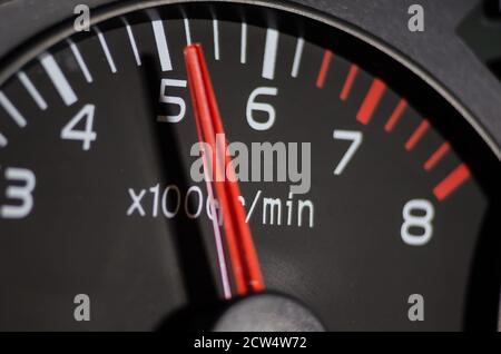 Primo piano del contagiri della vettura. Cruscotto per auto. Foto Stock