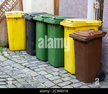 Fila di bidoni della spazzatura per la separazione dei rifiuti e  riciclaggio Foto stock - Alamy