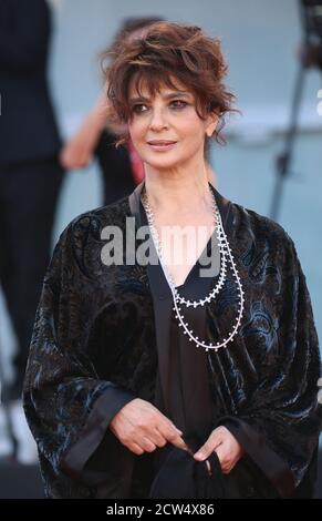 Laura Morante si pone sul tappeto rosso durante il 77° Festival del Cinema di Venezia il 02 settembre 2020 a Venezia Foto Stock
