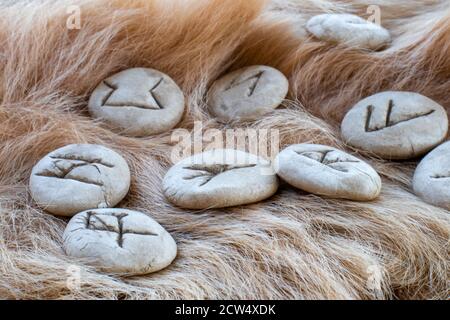 Pietre rune su una pelliccia. Alfabeto vichingo di Futhark. Primo piano foto delle rune di Norse. Foto Stock