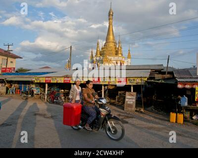 La popolazione locale sulla moto nel Lago Inle, stato Shan, Myanmar Foto Stock
