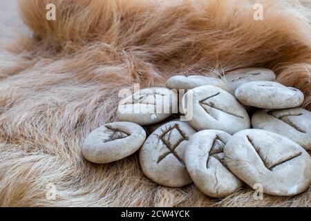 Pietre rune su una pelliccia. Alfabeto vichingo di Futhark. Primo piano foto delle rune di Norse. Foto Stock