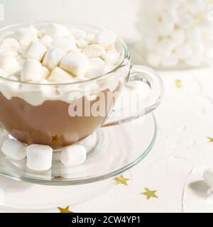 Primo piano di una tazza di deliziosa bevanda calda al cacao con marshmallows. Foto Stock