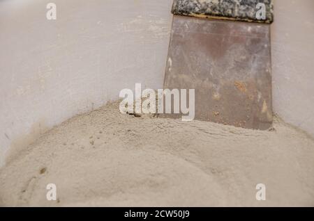 Contenitore con cemento e polvere di gesso Foto stock - Alamy