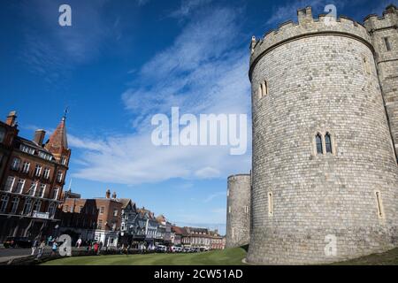 Windsor, Regno Unito. 26 Settembre 2020. La Torre Salisbury e la Torre Garter al Castello di Windsor. Il Royal Collection Trust ha adottato speciali precauzioni per aiutare a proteggere i visitatori del castello dal coronavirus e il Royal Borough di Windsor e Maidenhead ha un piano di gestione delle epidemie COVID-19 in vigore. Credit: Mark Kerrison/Alamy Live News Foto Stock