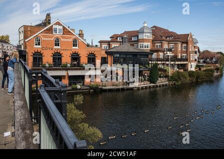 Windsor, Regno Unito. 26th Settembre 2020. I giovani guardano le oche sul Tamigi dal Windsor Bridge. Il Royal Borough di Windsor e Maidenhead è consapevole di un aumento delle infezioni locali da coronavirus, ha un piano di gestione dell'epidemia COVID-19 per cercare di garantire che i numeri non aumentino ulteriormente e ha richiesto l'accesso a più siti di test per il coronavirus con questo obiettivo in mente. Credit: Mark Kerrison/Alamy Live News Foto Stock