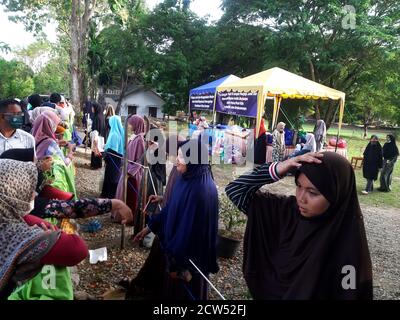 Mantenere una distanza durante la pandemia COVID-19, nell'atmosfera di un incontro tra genitori e studenti alla Scuola islamica di imbarco di Oemar Diyan, settembre 27 a Indrapuri, Aceh Besar, Indonesia. Foto Stock