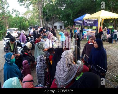 Mantenere una distanza durante la pandemia COVID-19, nell'atmosfera di un incontro tra genitori e studenti alla Scuola islamica di imbarco di Oemar Diyan, settembre 27 a Indrapuri, Aceh Besar, Indonesia. Foto Stock