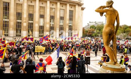 Tibetani, uiguri, taiwanesi, vietnamiti, mongoli, Hong Kongers e sostenitori si sono riuniti per protestare contro la brutalità e le violazioni dei diritti umani perpetrate dal governo cinese il 27 settembre 1987, centinaia di tibetani hanno organizzato una manifestazione a Lhasa. Nel clamp down, la polizia cinese ha aperto il fuoco, uccidendo e colpendo criticamente molti sul posto e imprigionando almeno 2,500. Parigi, 27 settembre 2020 Foto Stock