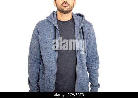 Giovane uomo che indossa una t-shirt grigia vuota e una felpa con cappuccio isolata su sfondo bianco, vista closeup. Abbigliamento maschile casual, pubblicità modello Foto Stock