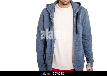 Giovane uomo che indossa una t-shirt vuota e una felpa con cappuccio di colore grigio blu isolata su sfondo bianco, vista closeup. Abbigliamento maschile casual, pubblicità templat Foto Stock