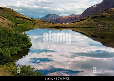 Affacciato sul lago Cataract sul Colorado Trail, lungo 485 chilometri circa, vicino a Lake City, Colorado Foto Stock