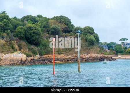 Ile de Brehat, Francia - 27 agosto 2019: Paesaggio costiero alla pittoresca isola di Ile de Brehat nel dipartimento di Cotes-d'Armor della Bretagna, Francia Foto Stock