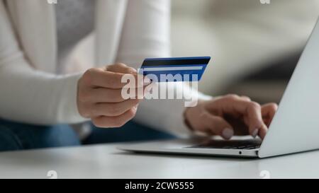 Primo piano di donna pagare online con carta di credito Foto Stock
