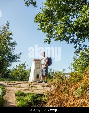 Walker in piedi dal punto di trig a Raw Head il Punto più alto del Sandstone Trail tra Whitchurch nello Shropshire E Frodsham a Cheshire Foto Stock