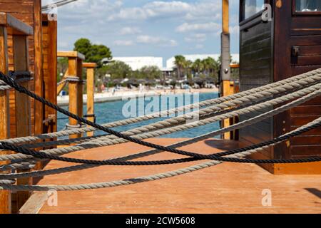 Primo piano di funi marine d'epoca usate su una vecchia imbarcazione a vela Foto Stock