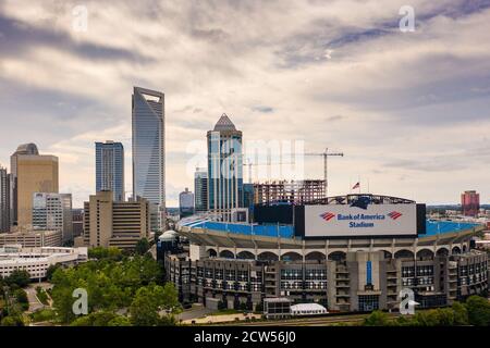 Lo skyline di Charlotte in una giornata nuvolosa con la Carolina Panthers Bank of America stadio in primo piano Foto Stock