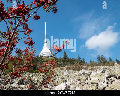 Montagna con hotel moderno e trasmettitore in cima. Vista straordinaria dal sentiero alla vetta Foto Stock