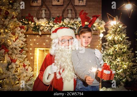 Babbo Natale regala ai bambini in una stanza a Natale Foto Stock