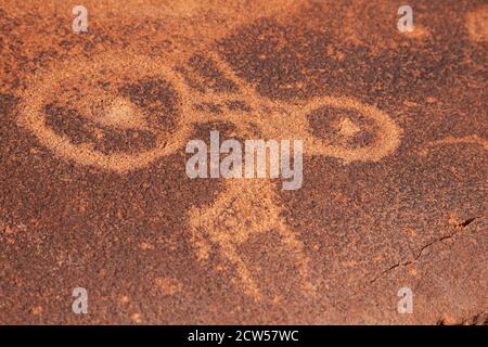 Incisioni rupestri preistoriche di animali che adornano lastre di arenaria a Twyfelfontein, Namibia. Si ritiene che le incisioni abbiano fino a 6000 anni. Foto Stock