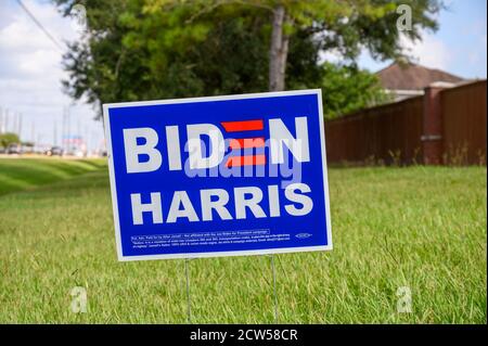 Stafford Texas - 27 settembre 2020: I segni di elezione di Biden Harris sono visti in molte zone residenziali in Texas Foto Stock