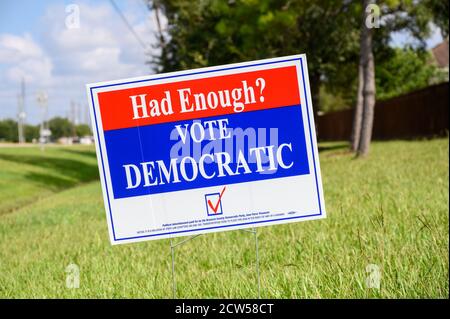 Stafford Texas - 27 settembre 2020: AVEVA ABBASTANZA? VOTO IN molte zone residenziali del Texas si vedono segni di elezioni DEMOCRATICHE Foto Stock