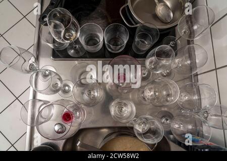 Cucina dopo una cena più grande, festa di cottura, piatti, bicchieri sporchi, utensili da cucina sul lavandino, in attesa di essere lavato, Foto Stock