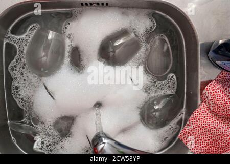 cucina dopo una cena più grande, festa di cottura, lavello con bicchieri sporchi, lavello Foto Stock