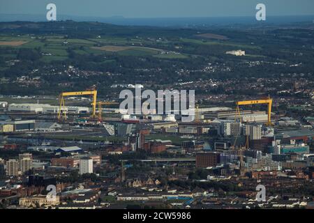 Vista di Belfast e oltre da Divis/Black Mountain Foto Stock