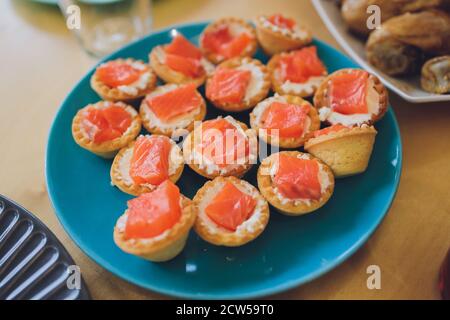 Diversi tipi di formaggi, vino, baguette, frutta e spuntini su tavola rustica in legno dall'alto. Degustazione francese o festa scenario. Foto Stock