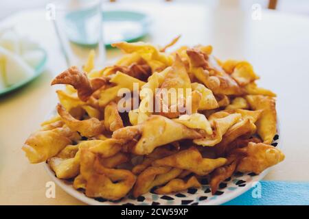 Diversi tipi di formaggi, vino, baguette, frutta e spuntini su tavola rustica in legno dall'alto. Degustazione francese o festa scenario. Foto Stock