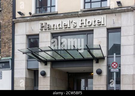 L'Handels Hotel, chiamato in modo appropriato, si trova a Fishamble Street, Dublino, Irlanda. Nel 1742 Handel diede la prima esecuzione pubblica del suo Messia su questa strada. Foto Stock