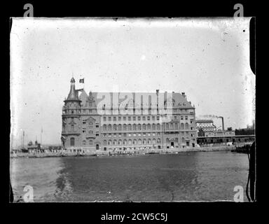 Stazione ferroviaria di Haydarpaşa Istanbul Turchia. Haydar pasa è la più grande e magnifica stazione ferroviaria della Turchia, costruita all'inizio del XX secolo dagli architetti tedeschi otto Ritter e Helmuth Cuno. Un monumento alle strette relazioni turco-tedesche del tempo, la stazione è in stile neo-rinascimentale e ha una U-plan. La cerimonia di inaugurazione si è svolta il 19 agosto 1908, subito dopo la proclamazione della seconda Costituzione. Fotografia su lastra di vetro asciutta della collezione Herry W. Schaefer, intorno al 1910. Foto Stock