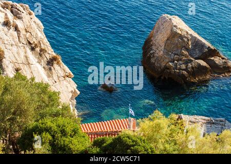 Raggiungere Panagia Kryfti (Maria nascosta), una pittoresca cappella praticamente nascosta tra le alte rocce, vicino al villaggio di Plomari, nell'isola di Lesvos Grecia Foto Stock