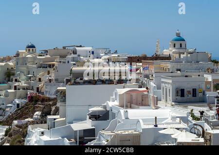 Bella vista di Oia, la famosa città con le sue tipiche case bianche e chiese in una giornata di sole. Isola di Santorini, Cicladi, Grecia, Europa. Foto Stock