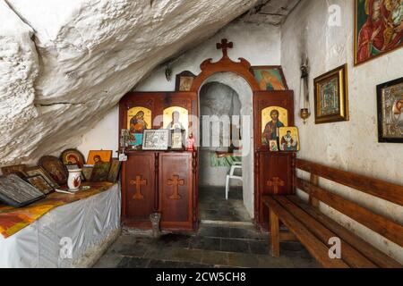 All'interno della cappella della grotta di Panagia Kryfti (Maria nascosta), una piccola chiesa costruita all'interno di rocce, vicino al villaggio di Plomari, nel sud-est dell'isola di Lesvos Foto Stock