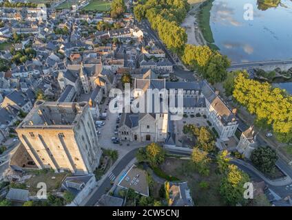 Francia, Loiret, Valle della Loira, patrimonio mondiale dell'UNESCO, Beaugency, castello e abbazia (vista aerea) Foto Stock