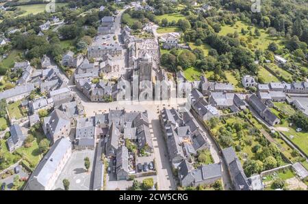 Francia, Finistere, Locronan, i più bei villaggi di Francia, Panorama con la chiesa di San Ronan (vista aerea) Foto Stock