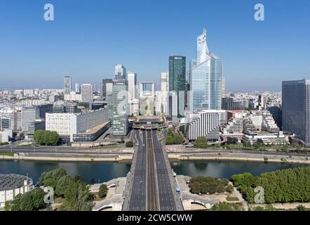 Strada di Parigi che conduce verso la Grande Arche e moderni uffici a la Defense, Parigi, Francia (vista aerea) Foto Stock