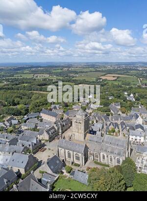 Francia, Finistere, Locronan, i più bei villaggi di Francia, Panorama con la chiesa di San Ronan (vista aerea) Foto Stock