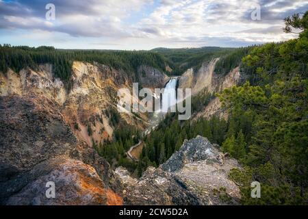 cascate inferiori del parco nazionale di yellowstone al tramonto, wyoming negli stati uniti Foto Stock