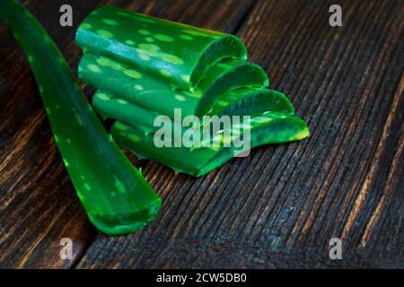 macro shot aloe vera pianta su sfondo di legno Foto Stock