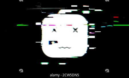 Cartoon glitch sorriso faccia emoticon segno geometrico arte effetto Glitch Sfondo retro vhs Foto Stock