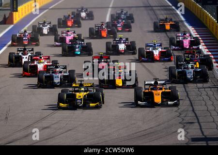 Sochi, Russia. 27 Settembre 2020. 03 Zhou Guanyu (chn), uni-Virtuosi, Dallara F2 2018, azione e 09 Aitken Jack (gbr), Campos Racing, Dallara F2 2018, iniziano durante il 10° round del Campionato FIA Formula 2 2020 dal 25 al 27 settembre 2020 sulla Sochi Autodrom, a Sochi, Russia - Photo Sebastian Rozendaal / DPPI Credit: LM/DPPI/Sebastian Rozendaal/Alamy Live News Credit: Gruppo Editoriale LiveMedia/Alamy Live News Foto Stock