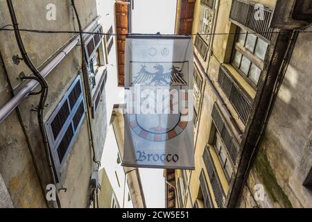Camminare nella città di Bellano Foto Stock